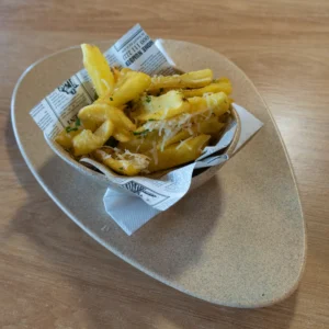 CARTOFI FRY & DIP CU PARMEZAN, USTUROI ȘI PĂTRUNJEL