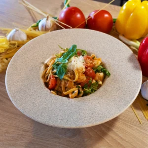 TAGLIATELLE CU CREVEȚI ȘI ROȘII CHERRY